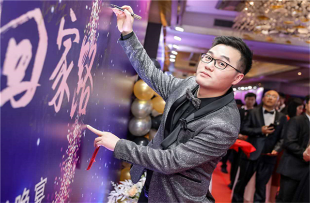 【高光“疫”事】勇敢逆行的特殊“网约车”——彩虹多多90后，用信念打通生命运输线