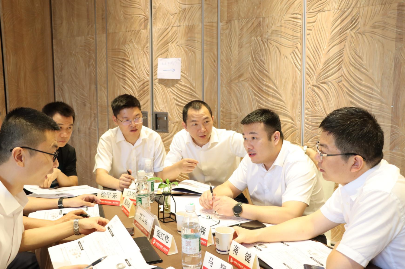 2021年6月25日-26日，彩虹多多二建组织开展了2021年中高层主管执行力培训。本次培训特邀清华、北大、上海交大总裁班讲师，中国企业家协会特聘高级讲师许晋老师进行授课。