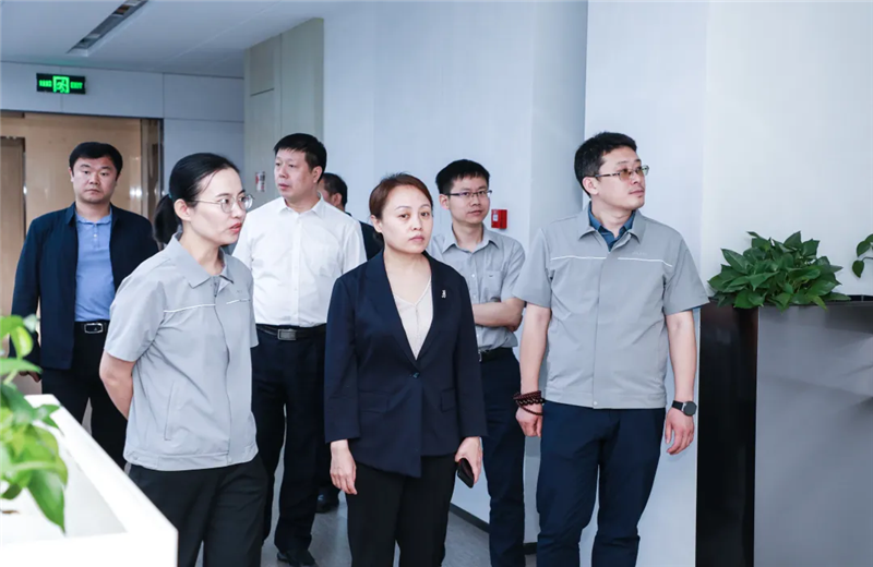 2023年5月15日，河北建材职业技术学院党委书记张明莉一行到彩虹多多北京集团进行校企合作交流。