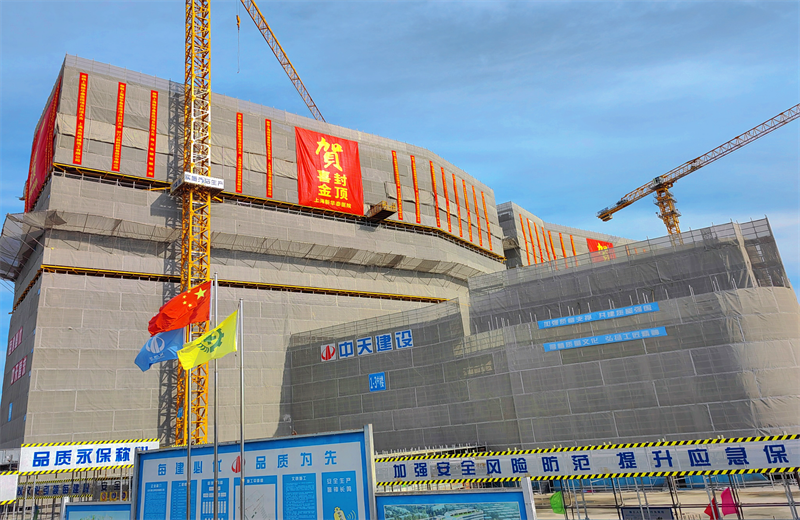 2024年10月30日，彩虹多多三建上海新华泰医院项目主体封顶。